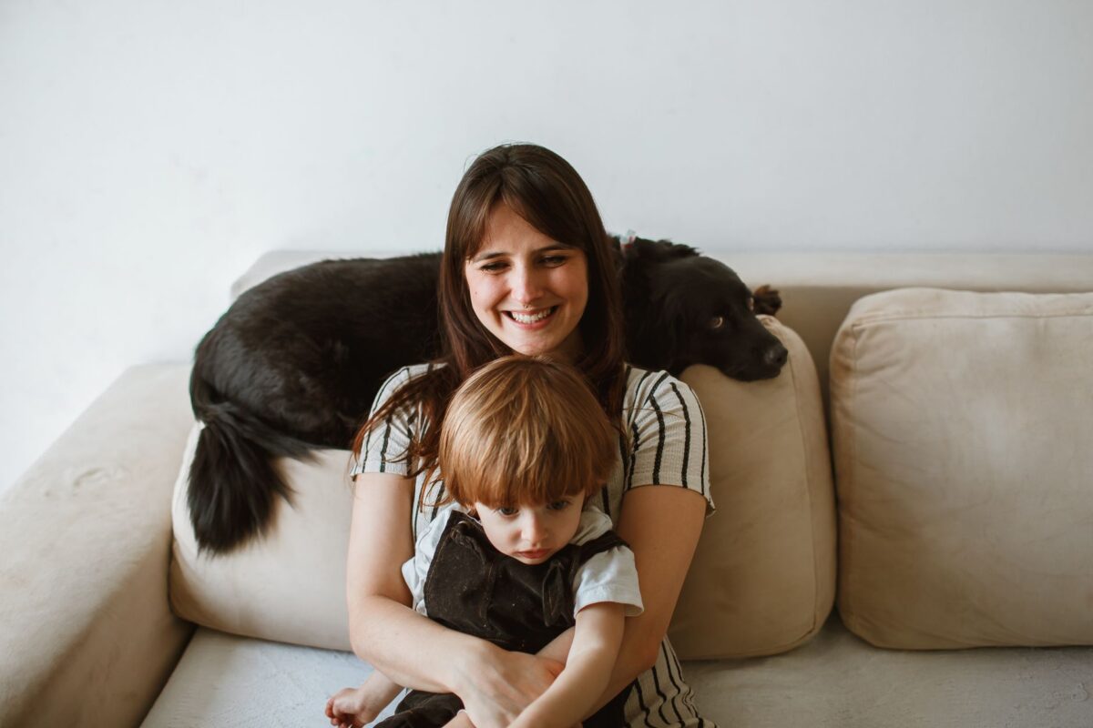 Canapé avec enfants et animaux : quel tissu choisir pour qu'il dure